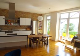 Helle Altbauwohnung mit großem Balkon