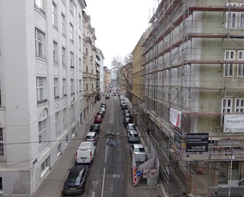 Theresianumgasse 18 mit Balkon