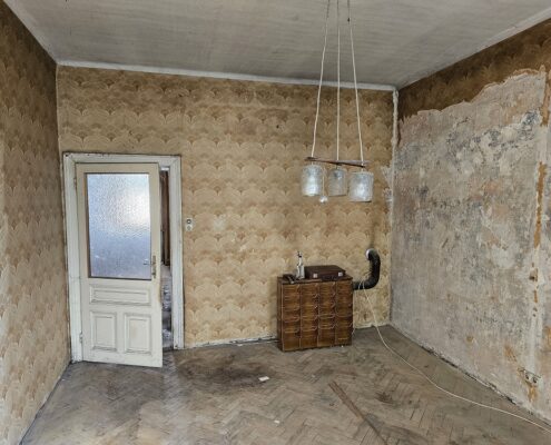 Wohnungssanierung-Altbauzimmer-vor-Sanierung