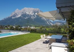 Villa mit Terrasse und Pool