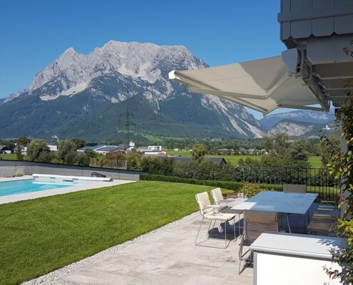 Villa mit Terrasse und Pool