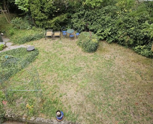 Haus mit großem Garten - große Wiesenfläche