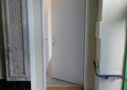 Bürosanierung mit aufsteigender Feuchtigkeit Eingangstür neu