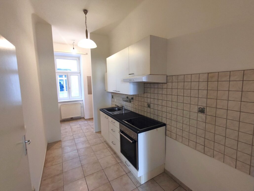 Teilsanierte Wohnung Küche