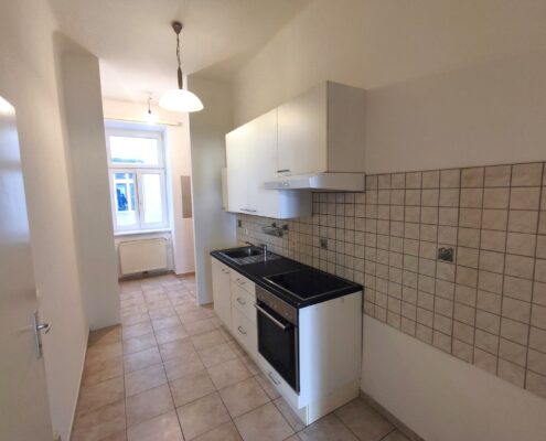 Teilsanierte Wohnung Küche