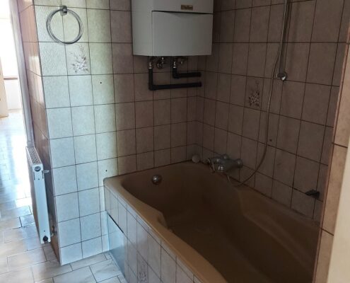 Wohnungssanierung Bad alt