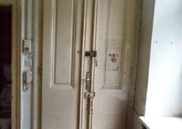 Wohnungssanierung aufsteigende Feuchtigkeit Wohnungseingangstür alt