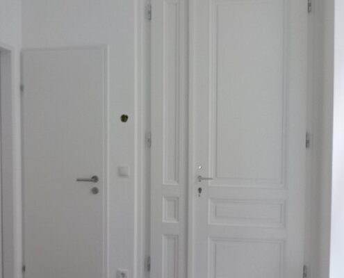 Wohnungssanierung aufsteigende Feuchtigkeit neue Wohnungseingangstür