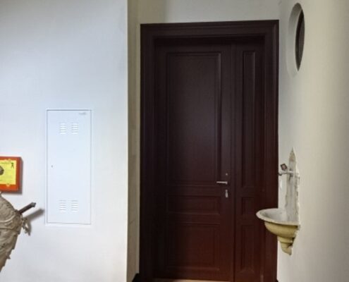 Wohnungssanierung aufsteigende Feuchtigkeit Wohnungseingangstür neu