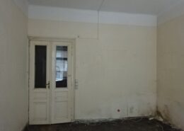 Wohnungssanierung aufsteigende Mauerfeuchtigkeit Zimmer alt