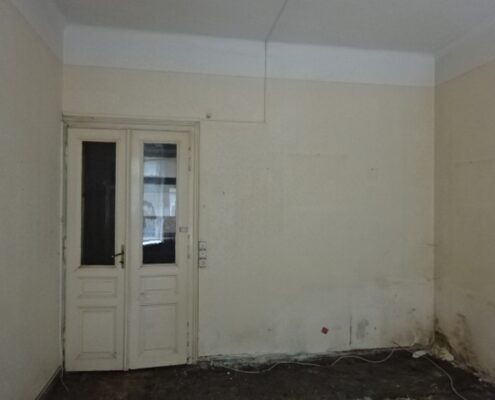 Wohnungssanierung aufsteigende Mauerfeuchtigkeit Zimmer alt