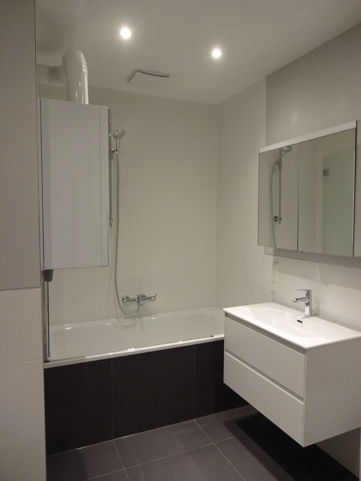 Badsanierung 1040 Wien – fertiges Badezimmer Badsanierung 1040 Wien – fertig saniertes Badezimmer nach kompletter Modernisierung durch Brehm Immobilien